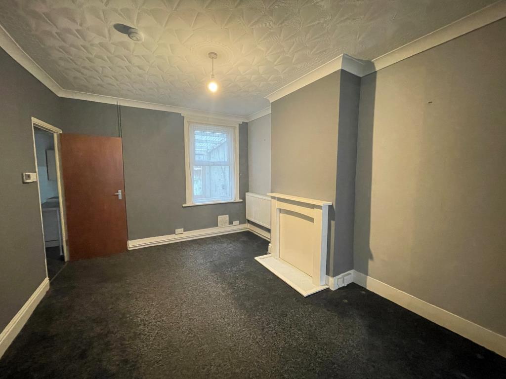 Lot: 11 - WELL PRESENTED THREE-BEDROOM HOUSE - Dining room with access to kitchen